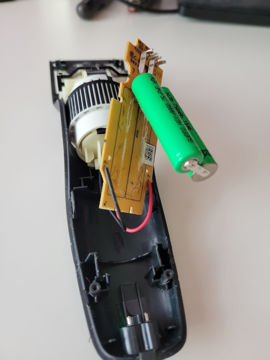 Philips HC5450 batteries partially removed